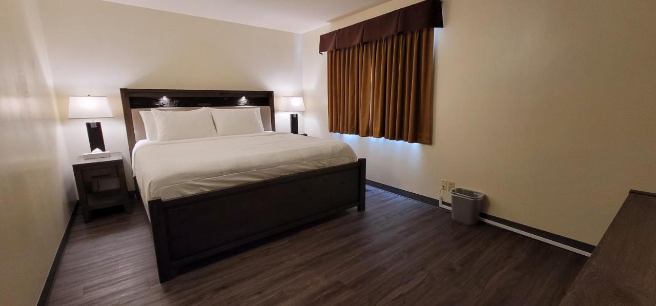Woodland Inn Meadow Lake Экстерьер фото