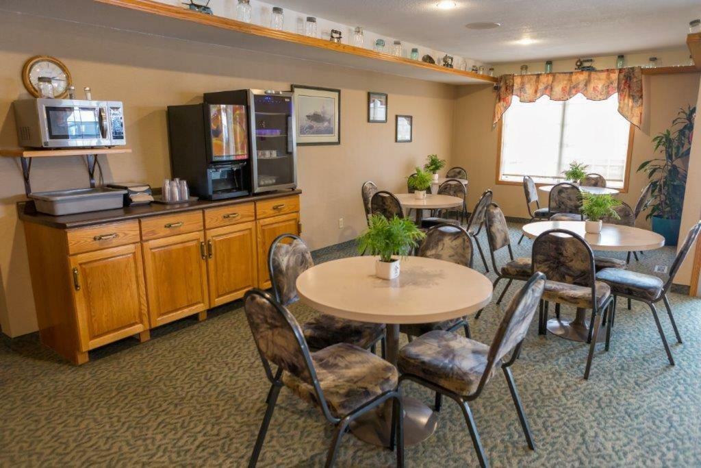 Woodland Inn Meadow Lake Экстерьер фото